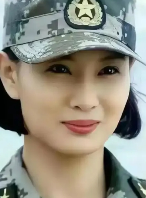 这两位都是内地著名的影视女演员，左边的是侯梦莎，右边的是程愫，两位都是军旅剧中的
