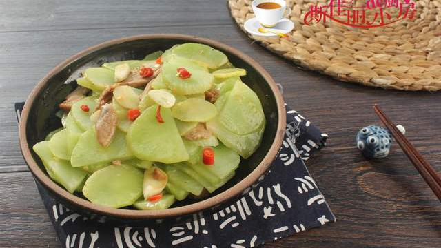 它被称为“千金菜”， 正当季，鲜美营养又便宜，随手一炒好吃又下饭