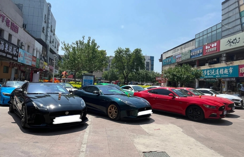 我在我们学校发现个奇怪的事，平时校门口车也多，但最多的就是出租车了，可一到节假日
