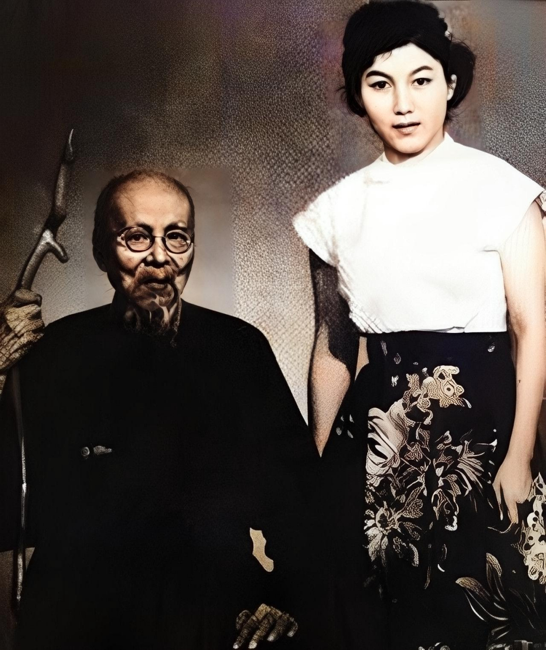 齐白石第一次见到新凤霞，就拉着她的手，目不转睛，护士责备他：您不要老看着人家。