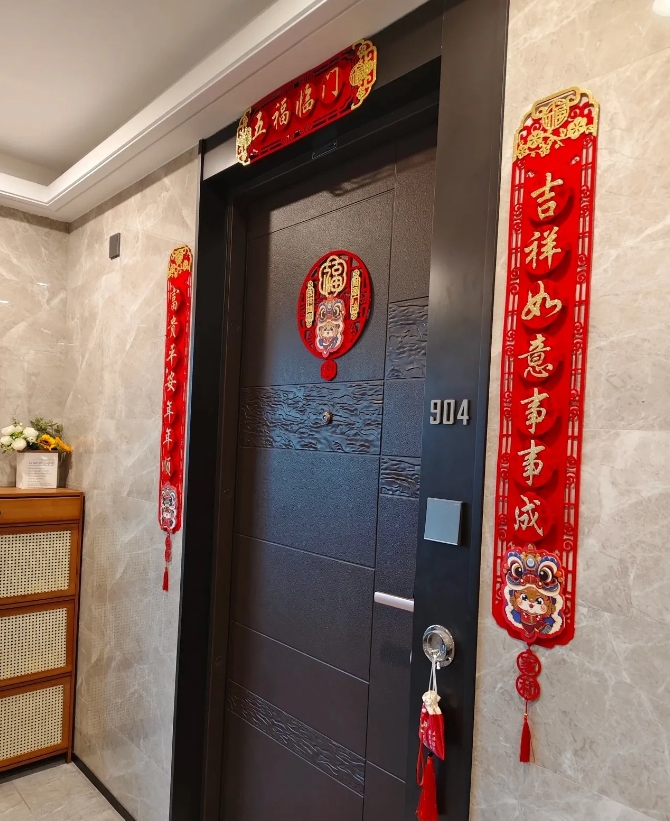我想弱弱的问一句。过年的春联必须要换新的吗？这春联是去年买的，当时价格也不便宜。