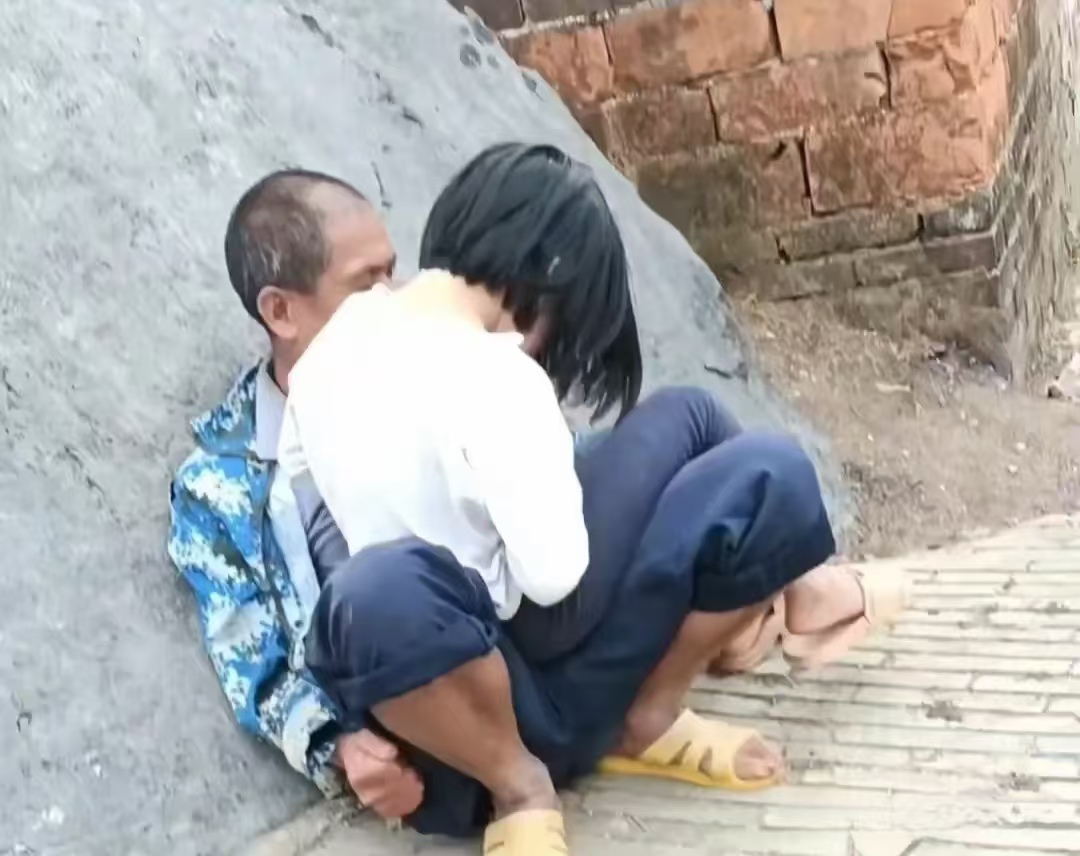 广西小女孩坐在光棍怀里