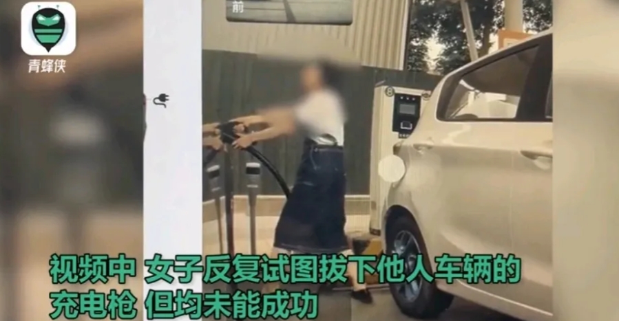“这小仙女不怕死！”重庆，女子开车来到充电桩，发现旁边有一辆车正在充电，看看四周