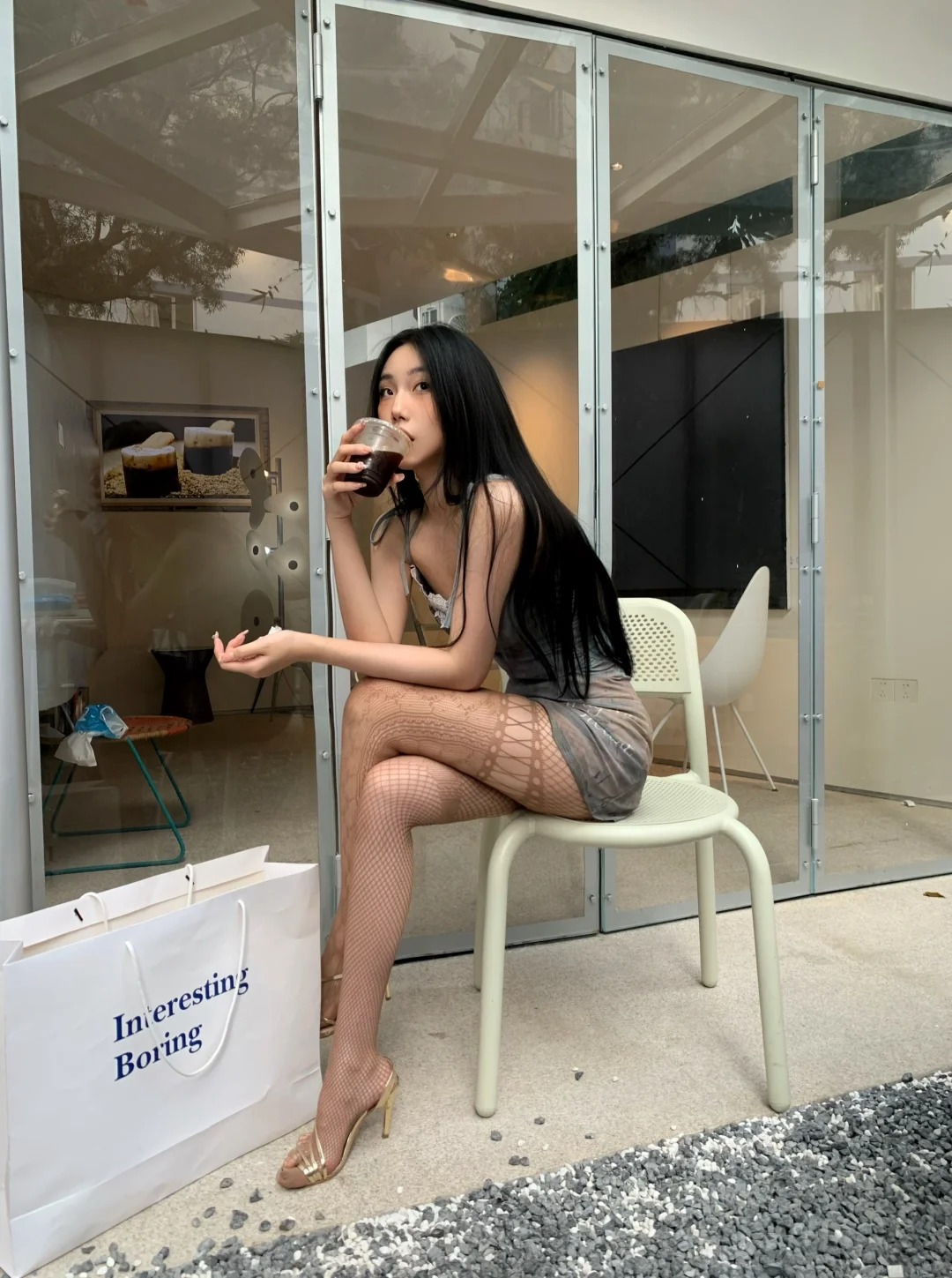 leisurely afternoon
阴天喝咖啡 等好天气
没戴美瞳，爱眼从我