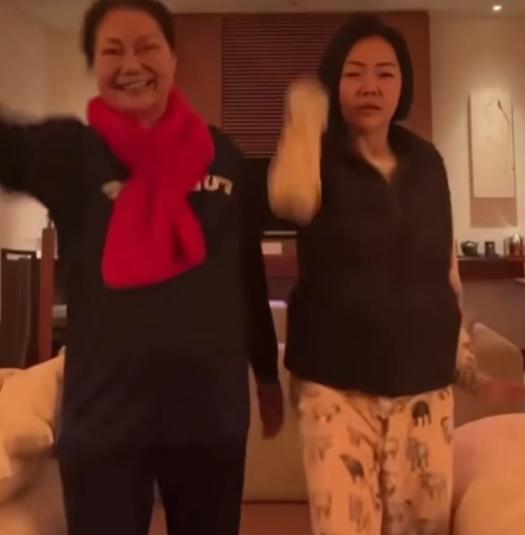 大S突然去世四小时前，小s晒与妈妈欢快热舞的视频！据了解到，该视频是小s于二月一