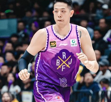 北控男篮球员沈梓杰谈球队战胜新疆，他表示：这场我们一直被压制，但我们最后时刻提升
