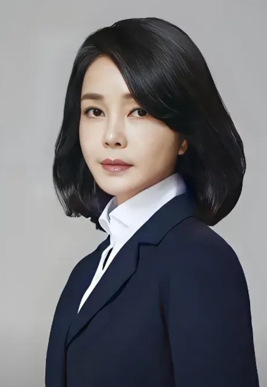 人家确实有几把刷子。尹锡悦为什么那么喜欢金建希，原来这女子不一般，虽然出身一般，