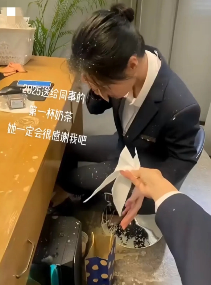 2025年送给同事的第一杯奶茶，她一定很感谢我吧。