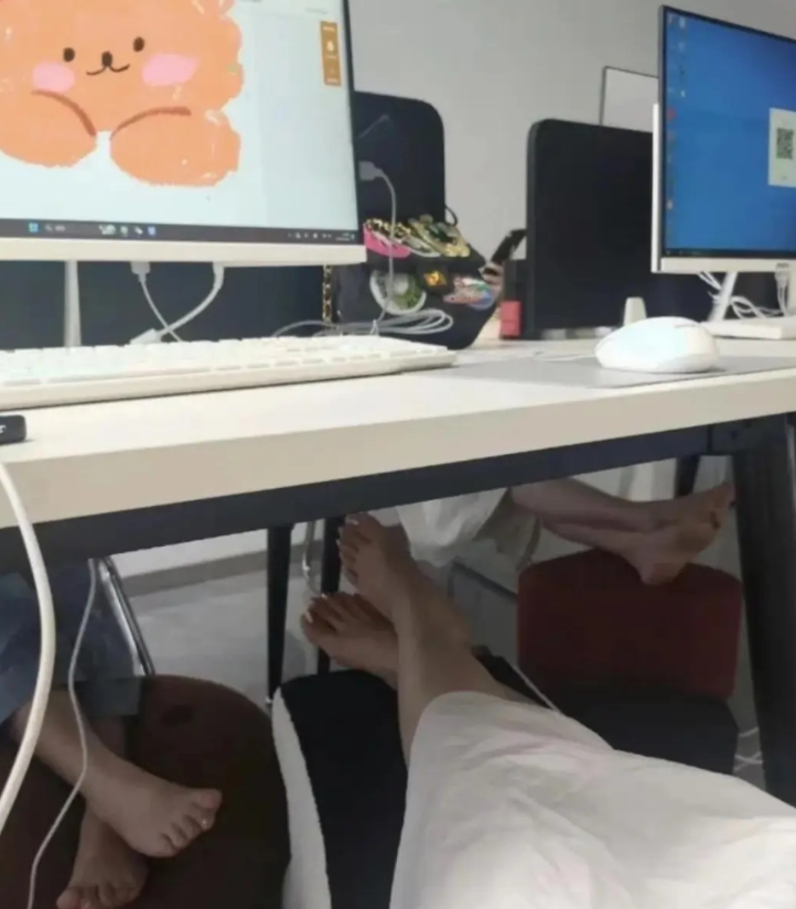 办公桌下的秘密！哈哈哈哈 [大笑][大笑][大笑][大笑][大笑]