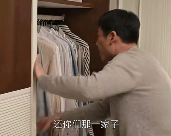 一对夫妻正在吵架，男人气冲冲地抱怨着:“带孩子做饭那是保姆的事宝贝，你就指挥一下
