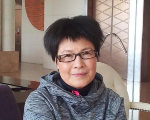 还记得这位港星吗？感觉她从来没年轻过
她的名字叫黄恺欣，可能很多人不知道，她是歌