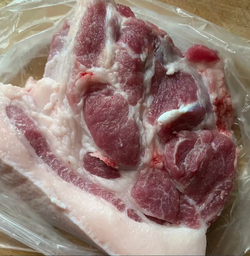 从来就不买菜的老公今天破天荒的买了一块肉回来，还兴冲冲的跟我说，他买了一块最好的