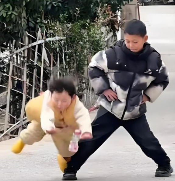4岁小网红“瑶一瑶”陷摆拍风波，两千万粉丝母亲发声回应！

近日，“瑶一瑶”被男