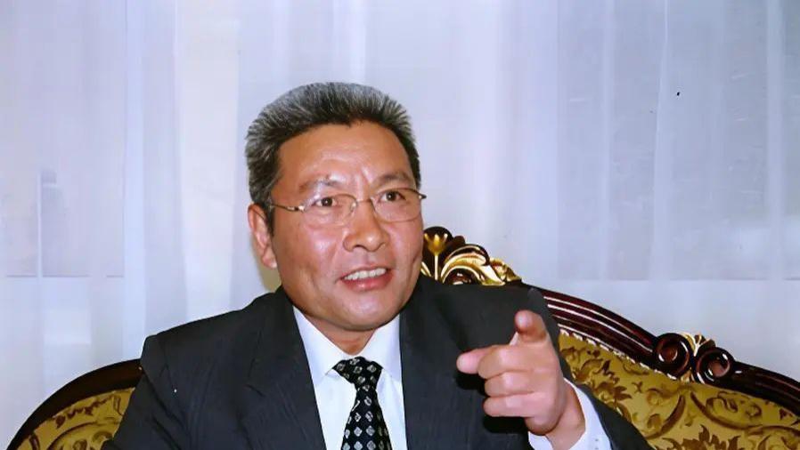 他是国家一级演员，拍戏赚的钱都上交老婆，帅气儿子成他唯一心病