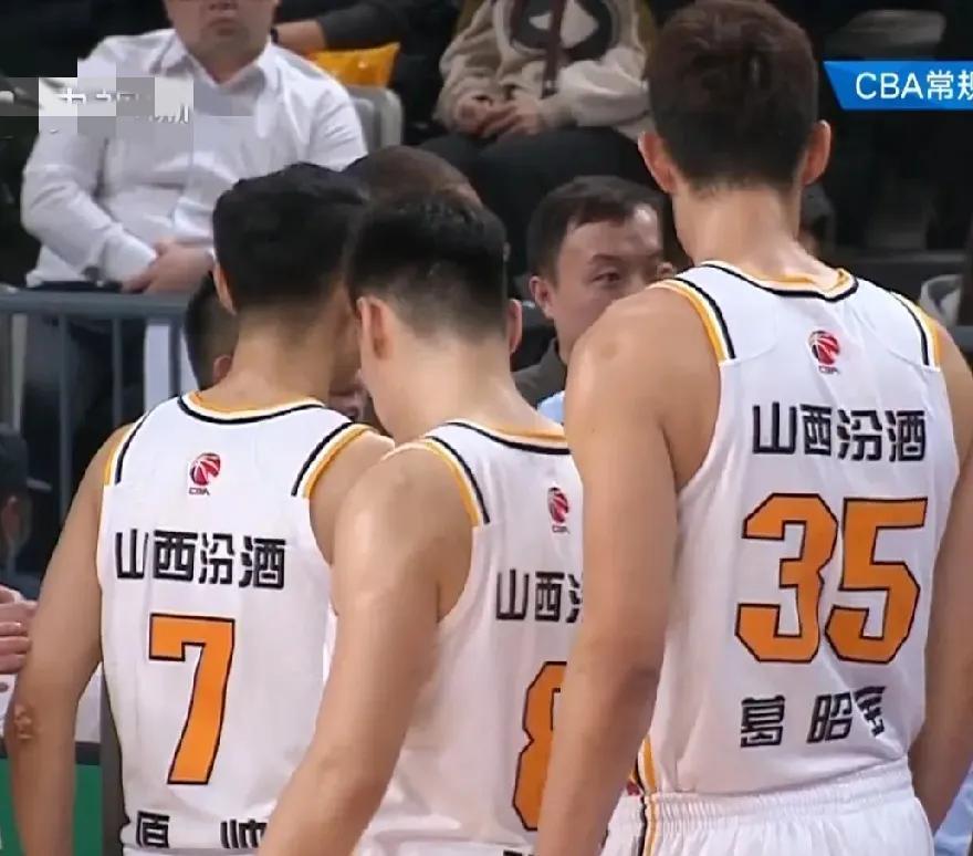 山西111-100上海，两队数据对比如下:
1，篮板:山西56个，上海50个！山