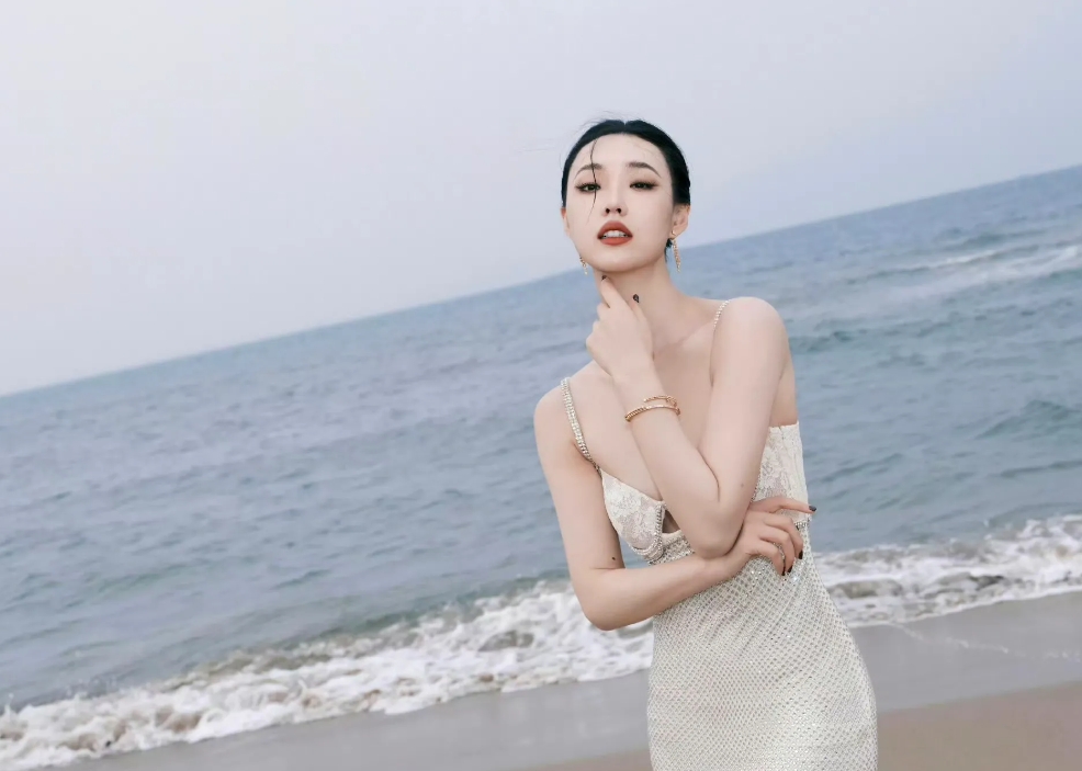 她居然也上春晚了！这是要取代贾玲、金靖啊？明明长得明媚大气，身材性感妖娆，完全可