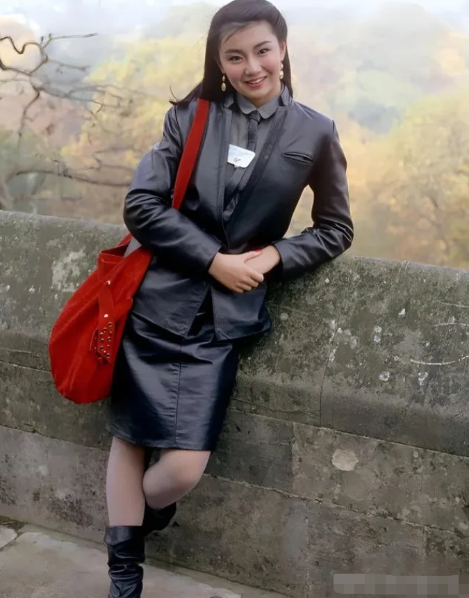 1983年，19岁的张曼玉到底有多美？

长相亭亭玉立，甜美的笑容，十八九岁正是