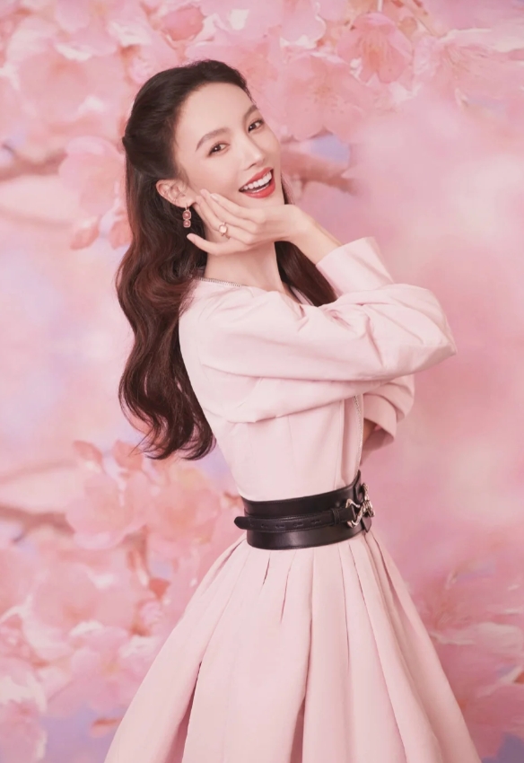 网友热议金晨胡夏恋情，甜蜜互动成焦点