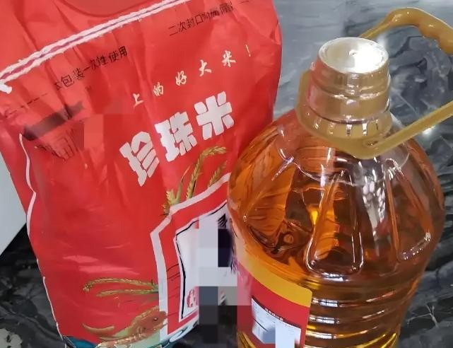 贾大妈在那一年临近过年的时候，原本想买些年货，但看到超市里大米价格从平时的48元