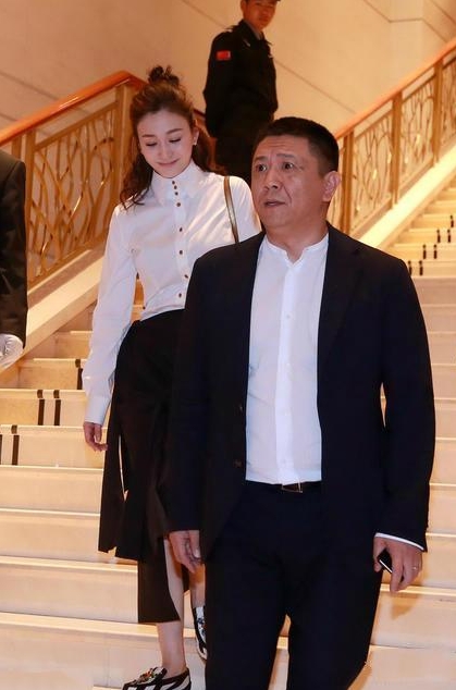 演员，李小冉说，徐佳宁求婚时说给我5个亿，让我作！婚后又花8.3亿，在香港购置豪
