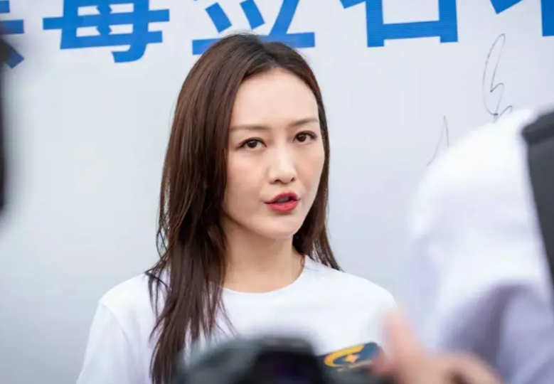 果然生孩子催人老！
短短一两年，王鸥的变化好大
一脸的老态，眼袋这么厉害，眼角下