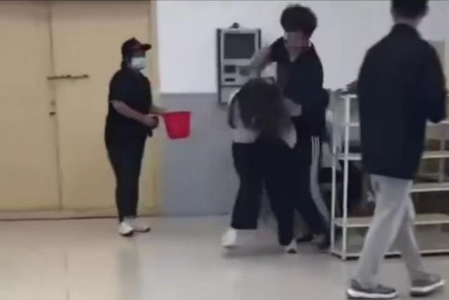 闹大了！
江苏师范大学食堂内，一男一女因座位问题起争执。女生先拍男生胳膊一下，男