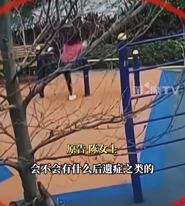 讹人讹上瘾了？广东东莞，一保姆看到雇主家3个孩子在公共设施区域玩耍时，一时没忍住