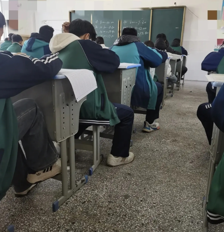 我上午只有一场监考，中午的时候办公室讨论又开始了！

以前班级有50人的时候，班