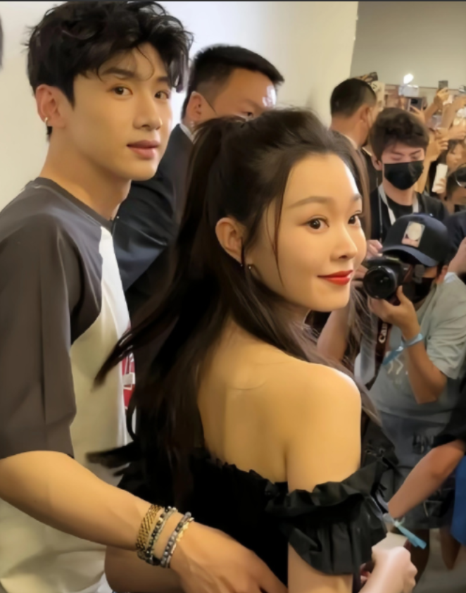 白敬亭与宋轶分手的消息近日传出，二人在某社交平台上的账号已相互取消关注。
据了解