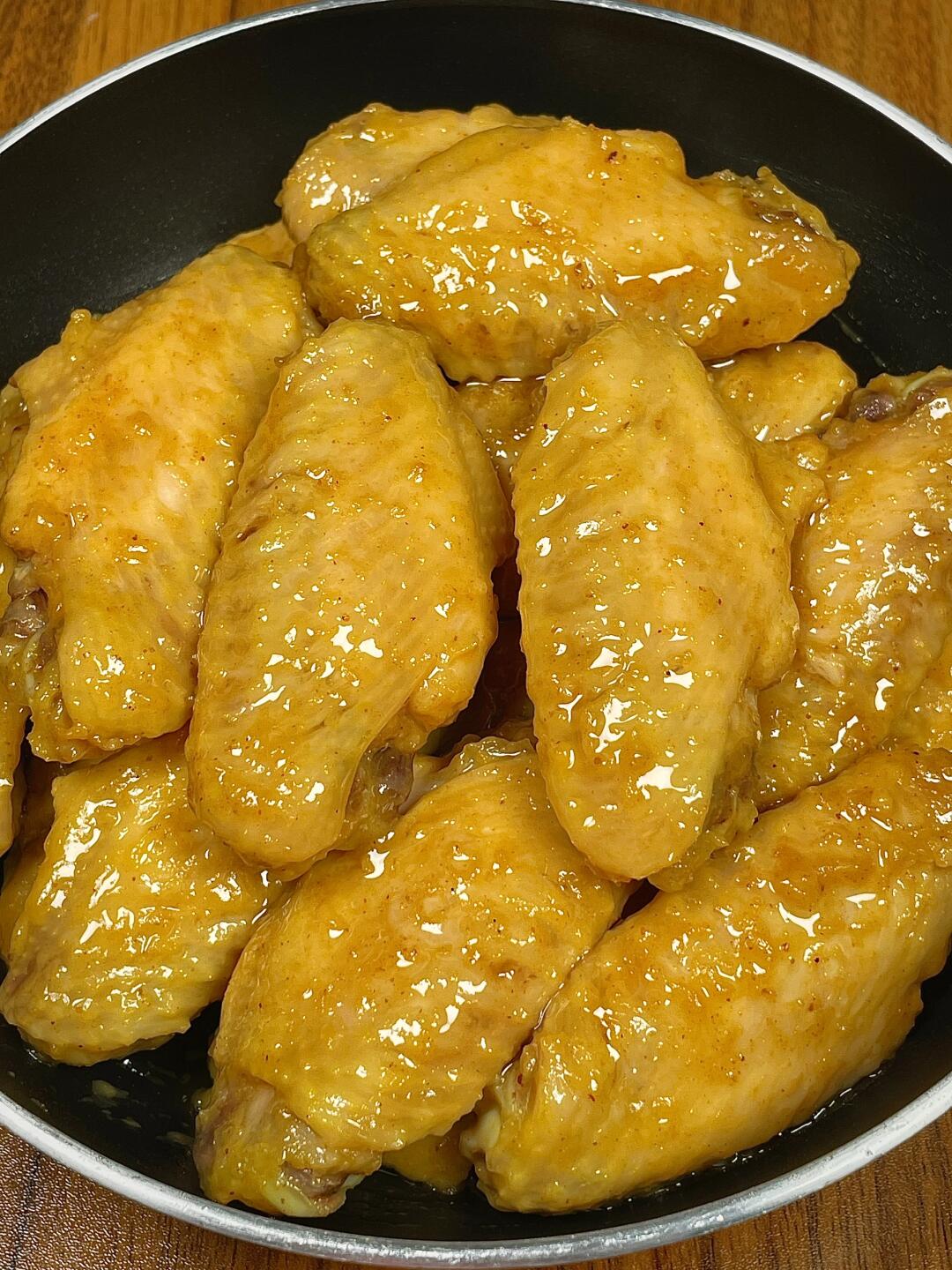 咸香入味的盐焗鸡翅泰香了叭
肉嫩多汁，鲜嫩入味，一块接一块真滴香迷糊啦！
做法简
