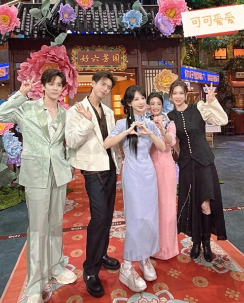 近日，沈梦辰在社交平台晒出《国色芳华》剧组登上《嗨放派 6》的合照，瞬间引发网友