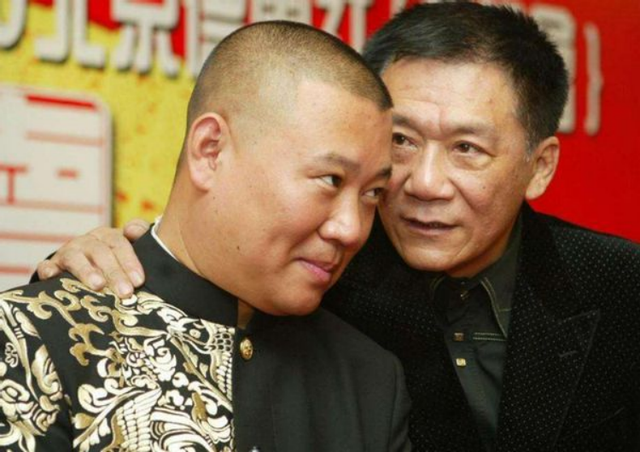 2007年，侯耀文突发心脏病去世，当女儿收拾遗物时，却发现他卡里的500万存款和