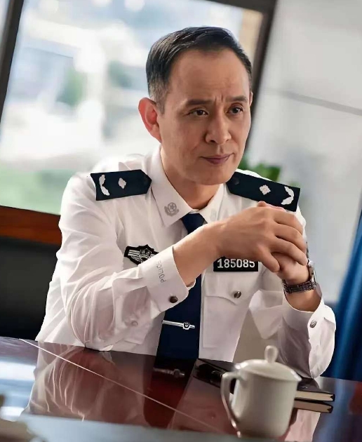 这位领导是电视剧《驻站》里目前出来的领导中警衔最高的一位了。

身为三级警监，在