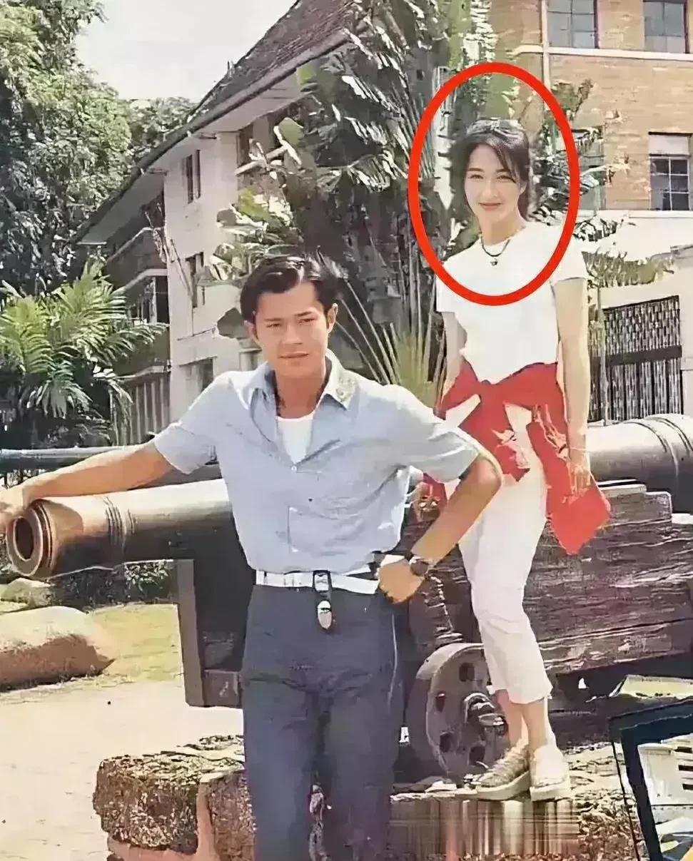 图中的美女，当年也是红的发紫！
她端庄大气，笑起来温婉动人，极具亲和力。你认出