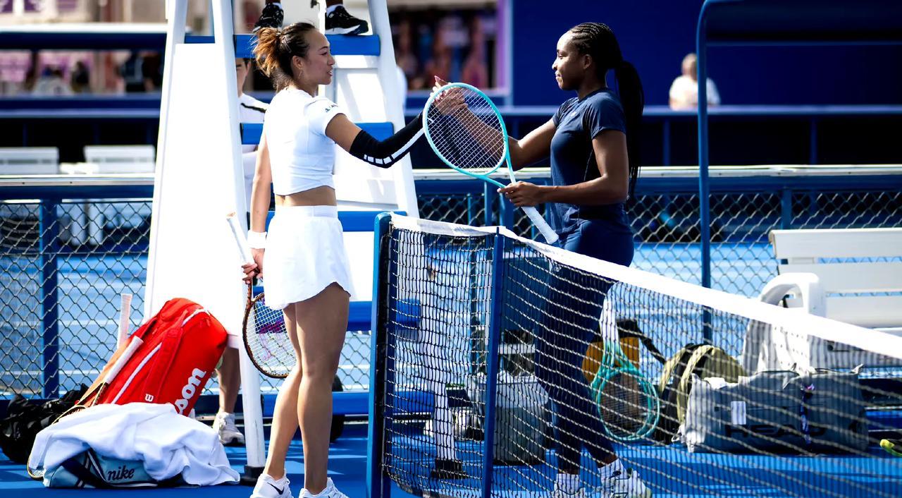 WTA1000多哈站，郑钦文与高芙同场训练。说起来两人算“里巴同门师姐妹”，高芙