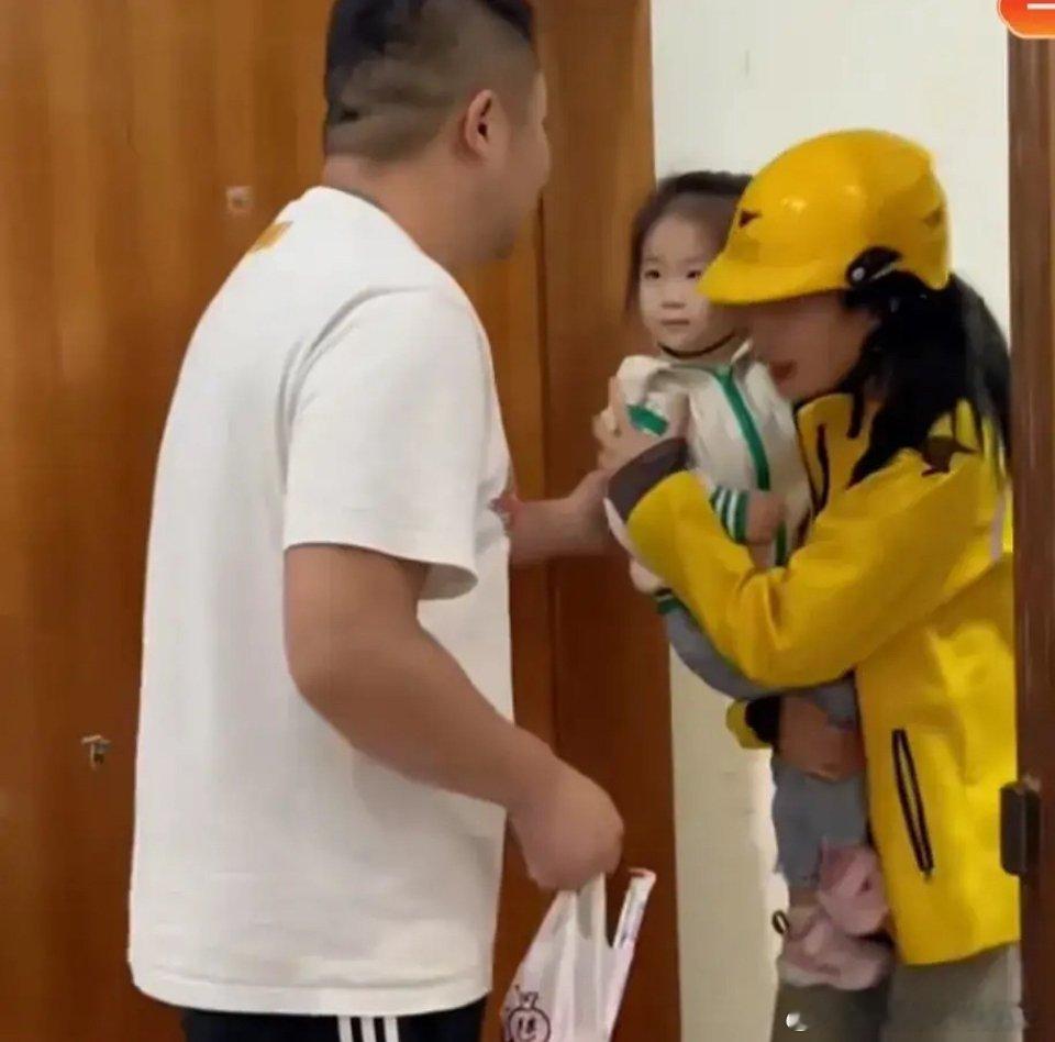 闹大了！一名女外卖员送餐迟到了20分钟。男顾客等得怒火冲天，当女外卖员敲门时，男