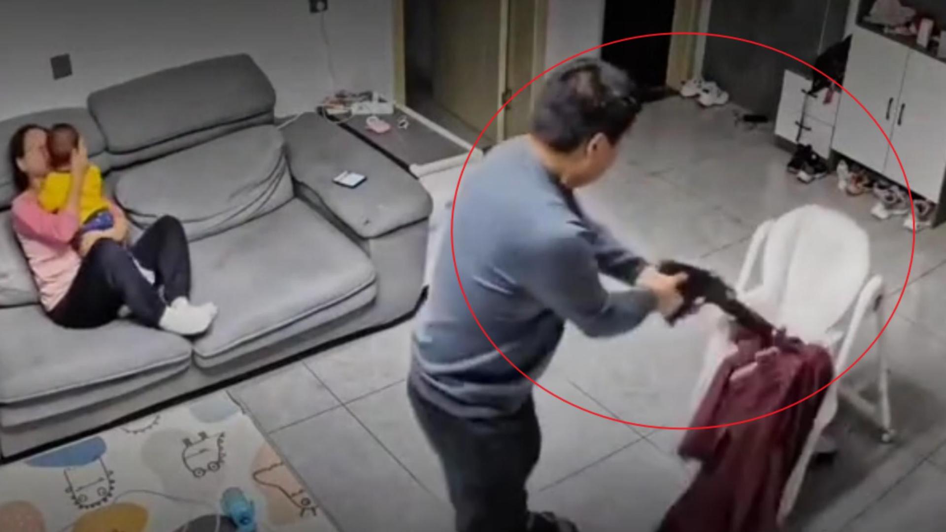 客厅的餐椅诡异前行，无人推动居然向前进，揭开真相时哭笑不得！