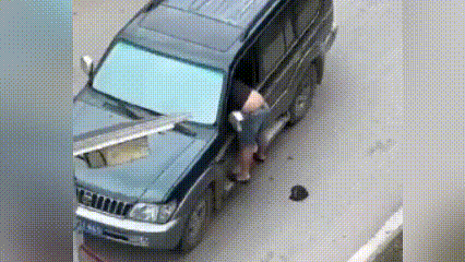 这样一搓估计会排掉一部分怨气！

瞧瞧这位路怒男，愣是把自己修炼成了“窗外飞侠”