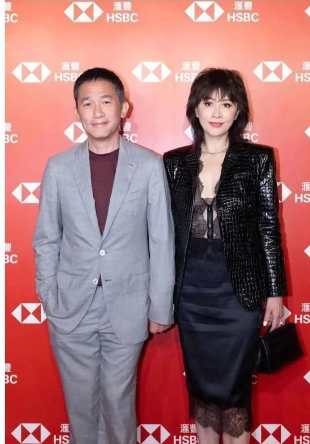 58岁刘嘉玲真空黑丝大秀性感，皮质外套又酷又美，与梁朝伟牵手走红毯，看得出来，当
