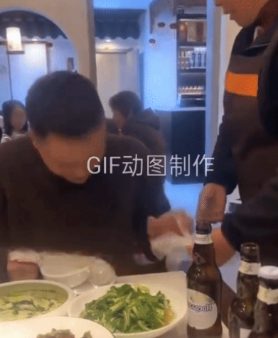 网友笑喷了:男子跟朋友去酒店聚餐，结果服务员给的筷子不够，男子没有，也是他就叫来