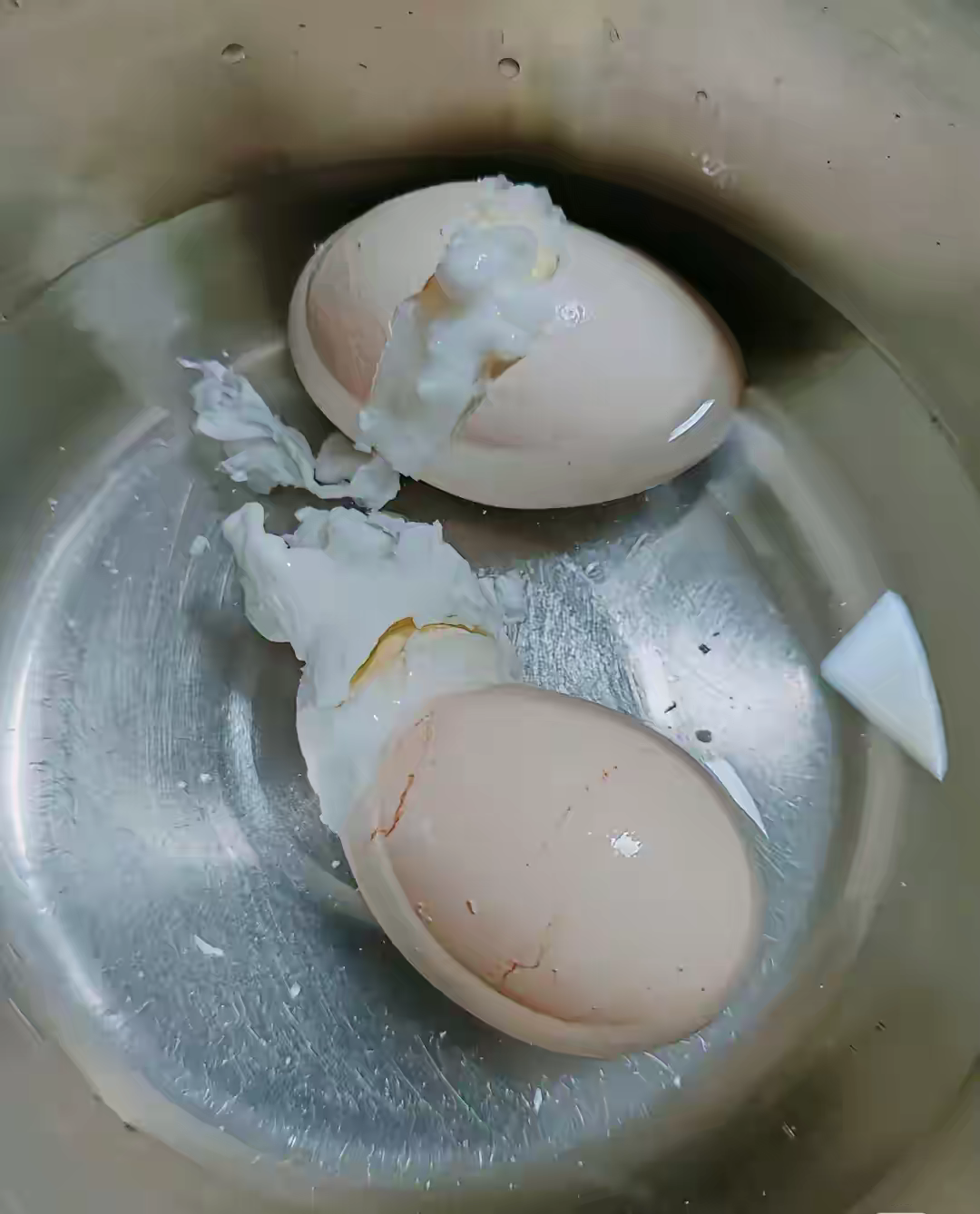 今天早上因为不用上班起得晚。为了图省事就煮了两个鸡蛋给孩子当早餐。没想到打开锅一