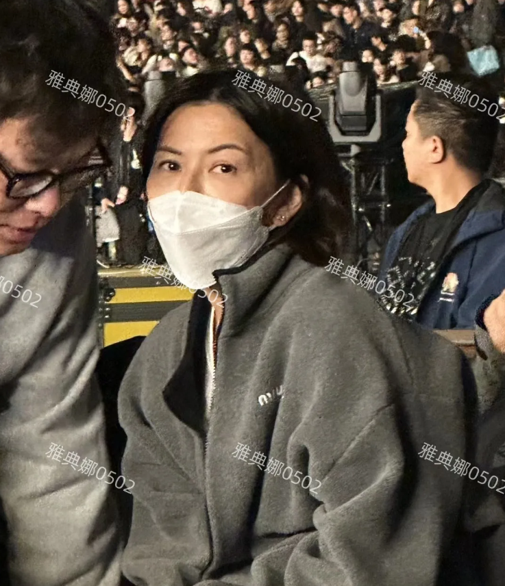 孙燕姿现身周杰伦演唱会，46岁的她素颜看不到一点儿昔日歌坛天后的影子，跟普通的追