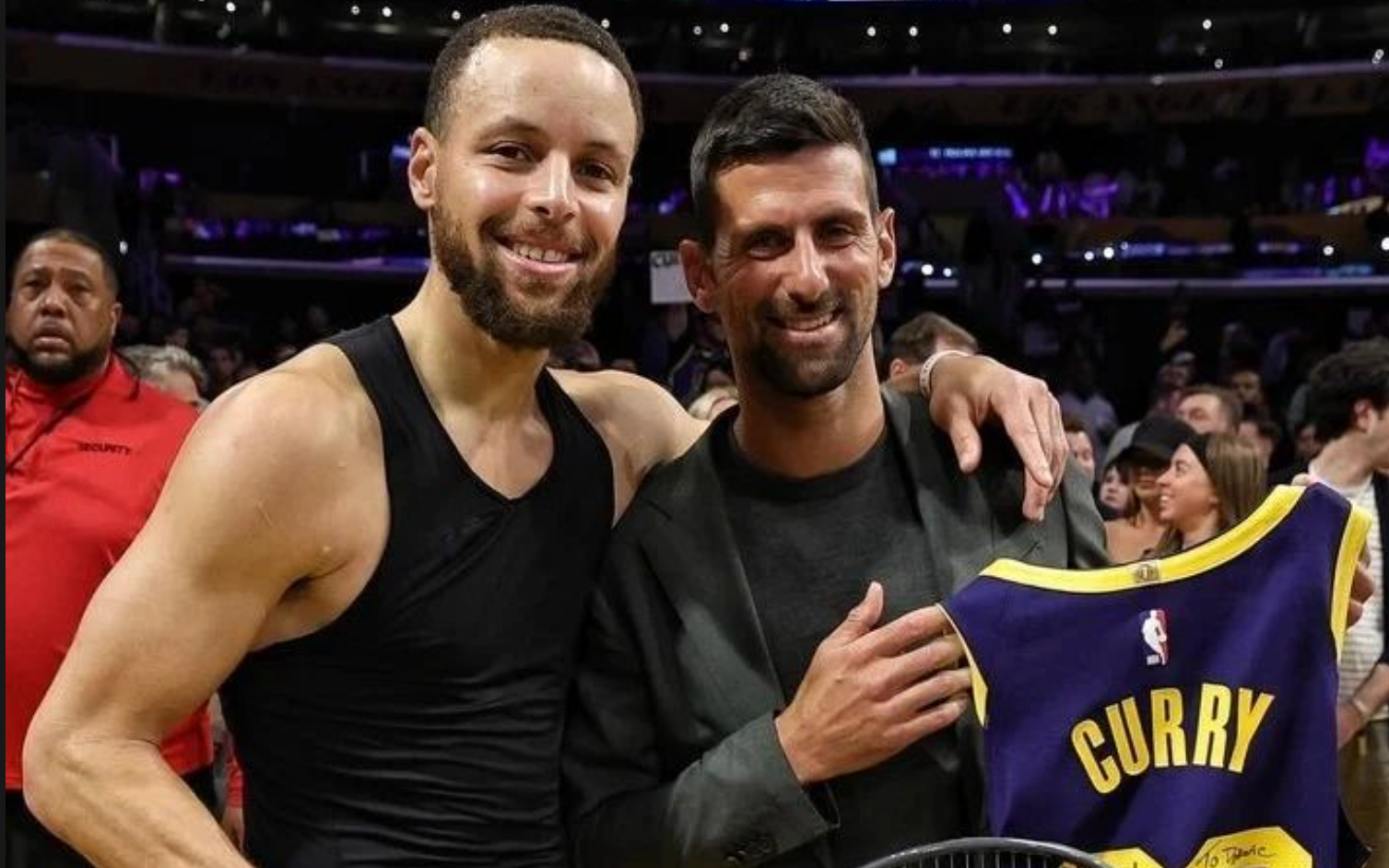 梦幻联动！德约科维奇观战，赛后与库里拥抱合影，互换礼物
NBA常规赛湖人主场不敌