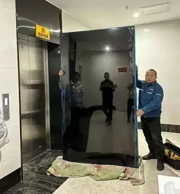广东深圳，有一名男子买了大电视回家，结果，由于电视实在太大了，无法进入电梯，小区