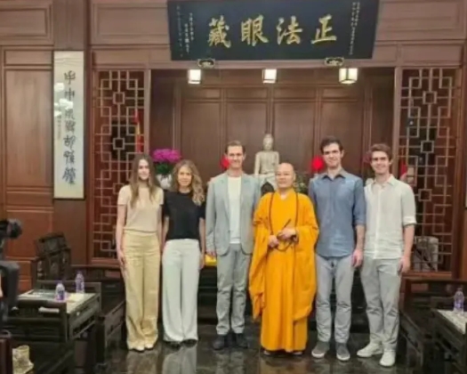 灵隐寺还是很灵的，阿萨德一家平安，且权利和平移交。

这在中东相当难得！他肯定许