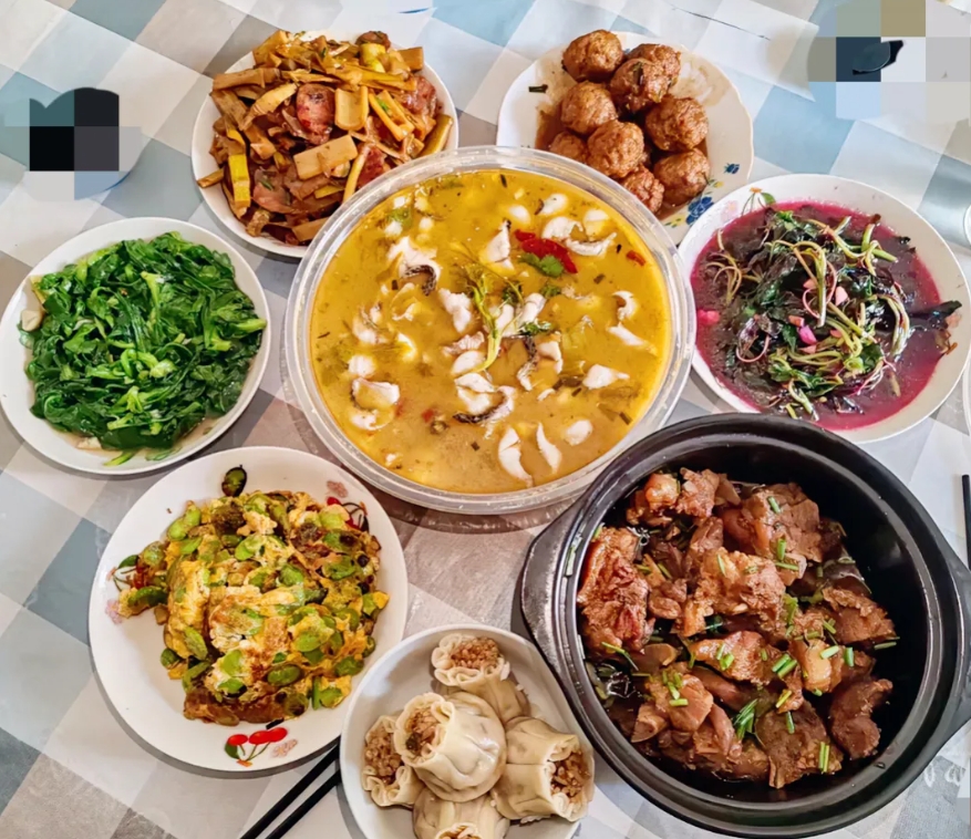 儿子今天带女朋友上门，儿子说女孩子喜欢吃酸菜鱼，我忙了一天，整这些菜。

结果不