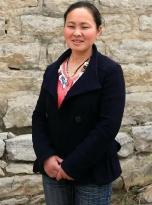 1994年，18岁的郜艳敏被人以2600元卖给了山村里的刘老汉。就在支付的时候，