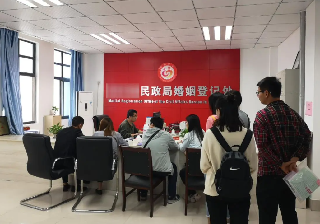 江苏徐州，男子与外籍妻子因感情破裂协议离婚，双方还领取了离婚证。可谁知，离婚两年