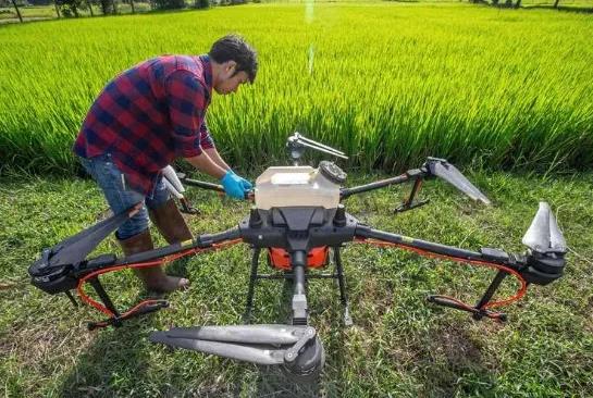 美国对华连出重拳，中美博弈火药味浓。中国随即亮剑，宣布禁止民用无人机出口，这招棋