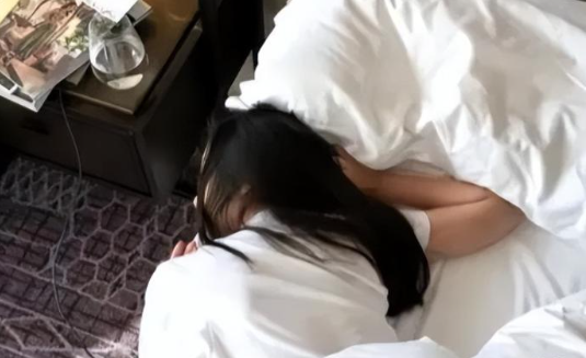 福建一女子晚上做美梦，梦中与男同事“春风一度”。岂料第二天起来浑身酸痛，认定是男